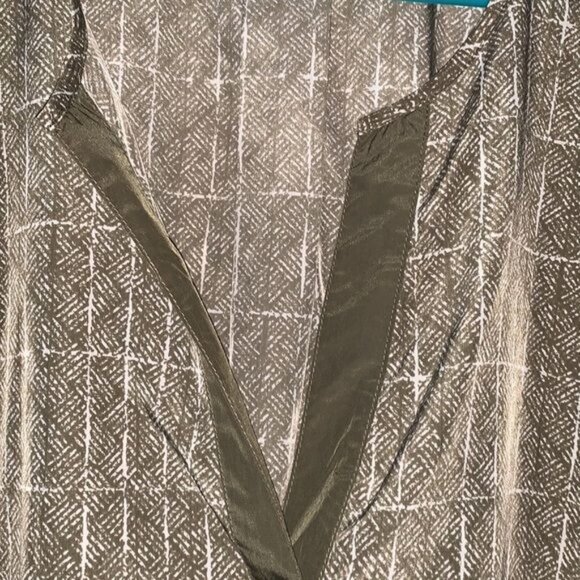 Cato Womens Plus Size 22/24W Green Printed Tunic Top With Short Sleeves & V-Neck - Picture 5 of 10